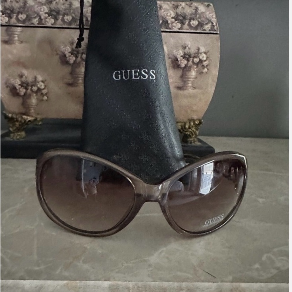 Guess Women's Sunglasses with Brown Gradient Frame